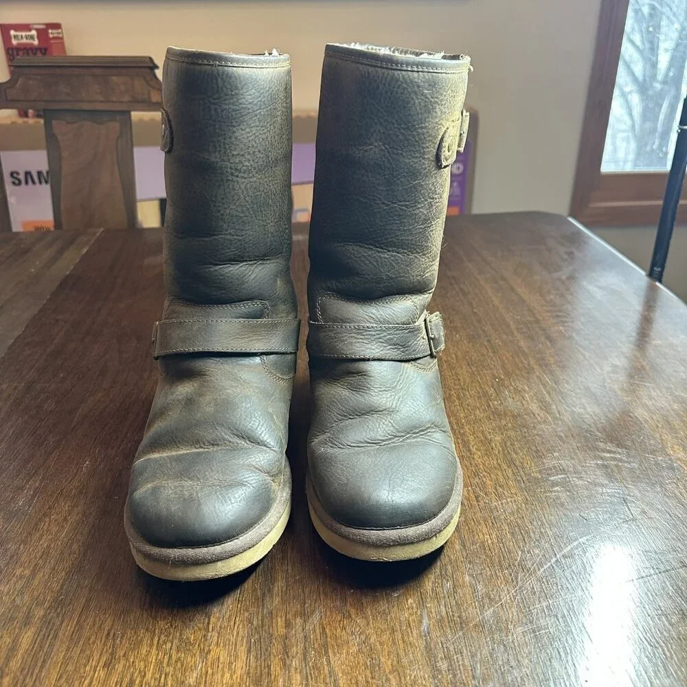 UGG Australia Brown Leather Sutter Buckle Boots Shearling Lined Women’s Size 7